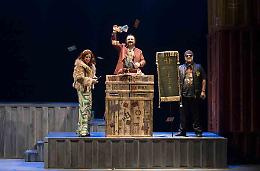 La stagione del Teatro Sociale di Rovigo chiude con la commedia di Balasso "Toni Sartana e le streghe di Bagdàd"