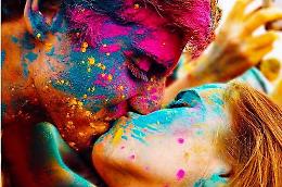 Parte l'Holi tour! Prima tappa tutta colorata sulla spiaggia di Sottomarina