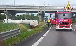 Scontro tra un'auto e un autotreno sullo svincolo per Chioggia lungo la Romea
