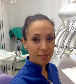Cosa influenza il colore dei denti