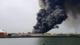 Allarme incendio al capannone Veritas: densa nube di fumo nero a Porto Marghera