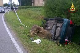 Fuori strada con l'auto a Due Carrare: ferite mamma e bambina