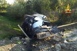 Terrassa Padovana: auto va fuori strada, conducente incastrata nel veicolo