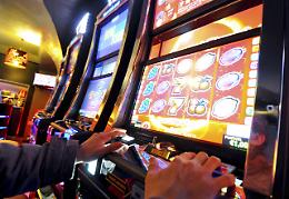 Ludopatia, legittimo limitare l’orario delle sale giochi