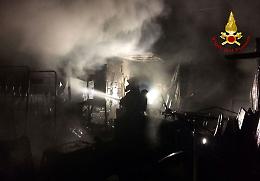 Veggiano (PD), in fiamme nella notte ricovero attrezzi agricoli e due camion