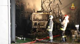 Noale, violento incendio distrugge un capannone