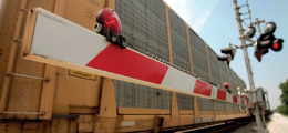 Treni veloci fermi al passaggio livello