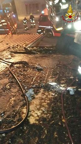 In fiamme un tetto a Torreselle