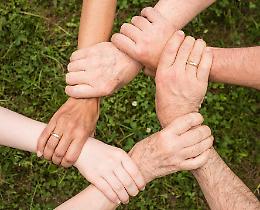 Dopo quarant'anni riabbraccia le sorelle adottate come lei. Ora mancano i fratelli per riunire tutta la famiglia