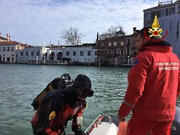 Cade sul Canal Grande cassa con scheletro