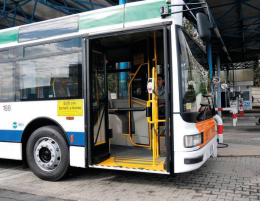 Sale sull’autobus senza biglietto e aggredisce un’accertatrice: 54enne denunciato dai Carabinieri
