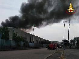 In fiamme ditta smaltimento rifiuti a Vigorovea