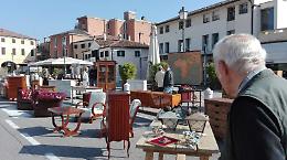 Mirano, cresce il mercatino "Gli oggetti dei nonni"