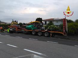 A Scorzè un camion finisce nel fosso