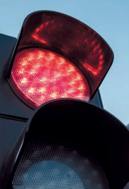 Treviso, lite al semaforo: automobilista inseguita e aggredita da due ciclisti