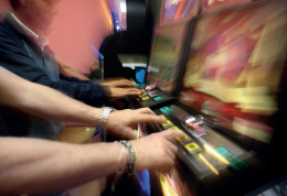 Slot accese oltre l’orario consentito: sala giochi chiusa per due settimane a San Donà
