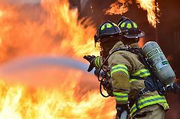 Incendio di un mercantile al largo del porto di Chioggia: l'intervento dei vigili del fuoco