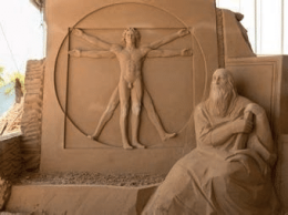 A Jesolo le sculture di sabbia dedicate a Leonardo Da Vinci
