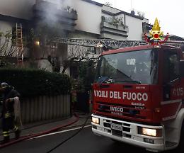 Scoppia un incendio in un appartamento di Dolo: i pompieri evacuano il condomio