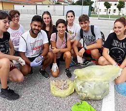 Con i ragazzi del muretto di Santa Maria di Sala, decine di volontari