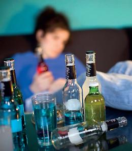 Alcol e fumo, la prima volta per imitare i genitori