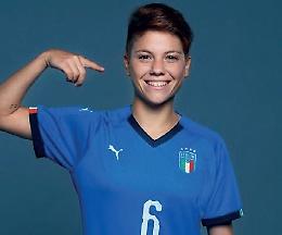  Manuela Giugliano scrive la storia: è la prima calciatrice italiana candidata al Pallone d’Oro