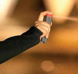 Spray al volto e coltello in mano: rapina in strada, poi sfida i carabinieri