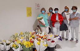 Coronavirus, omaggio floreale alle operatrici dell'ospedale di Schiavonia