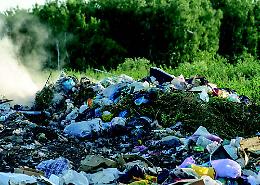 Breda di Piave, sette sacchi di rifiuti abbandonati in un parcheggio: scoperta una famiglia di ecofurbi