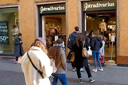 Padova: file ordinate fuori dai negozi per il Black Friday