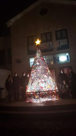 Tribano, si accende l'albero realizzato all'uncinetto