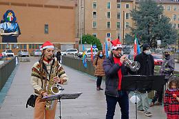 Coronavirus, concerto fuori dall'ospedale di Padova per ringraziare i sanitari