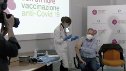 Azienda Ospedaliera: Vaccinato in diretta il Prof. Andrea Crisanti