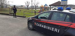 Nonno si abbassa i pantaloni davanti a tre ragazzine al parco giochi: denunciato