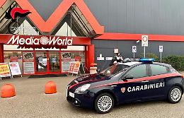 Ruba un paio di cuffie wireless allo store: Arrestato