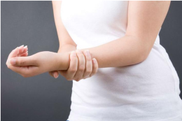 Dolore al braccio: possibili cause e rimedi