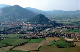  Colli Euganei, chiusi due sentieri a Rocca Pendice: "Massi instabili dopo gli incendi"