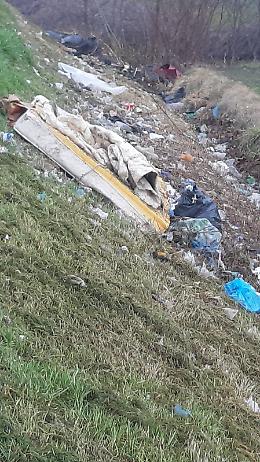 Piove di Sacco: Strada dei Vivai, una discarica a cielo aperto