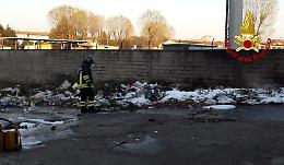 Incendio in area abbandonata dei Magazzini generali meta dei senza tetto