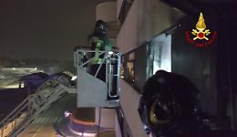 Sul terrazzo con l'appartamento in fiamme: salvati dai pompieri