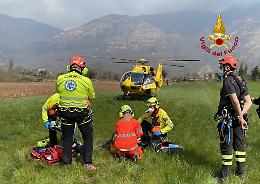 Pescatore cade nelle gole dell'Astico per aiutare un figlio: recuperato con l'elicottero