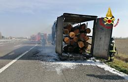 Freni bloccati in A4, rimorchio in fiamme: portava tronchi