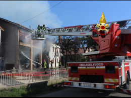 Incendio in un'azienda agricola: salve le persone e anche gli animali