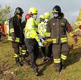 Escavatore si rovescia, 53enne rimane schiacciato: è grave