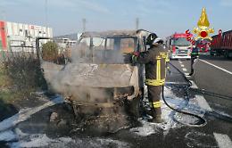 Migliaia di volantini pubblicitari in fiamme e furgone distrutto in A4