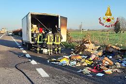 Vicenza, incendio a un furgone in autostrada. I vigili del fuoco intervengono