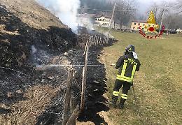 Siccità: anche oggi incendi di sterpaglie sui prati