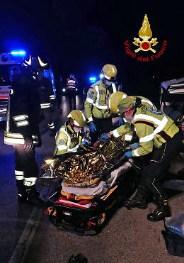 Vicenza, i vigili del fuoco liberano un ferito nell'auto finita addosso a un platano a Scaldaferro