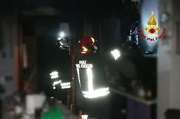 Vicenza, incendio nella notte nella cucina di un appartamento: un intossicato