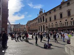 Vicenza, protesta in piazza dei Signori per riaprire le scuole: "Basta con la dad"